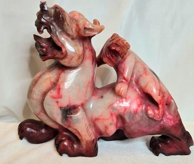 Escultura de dragón Feng Shui de jade rojo de colección rara 8" de largo 6+" de alto Foto 1 de 4