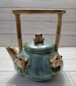 Teiera ceramica maiolica 3D dimensione rane Lillian August Art Nouveau verde - Foto 1 di 11