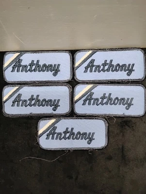 Uniforme de tela "Anthony" (5) etiquetas con nombre bordadas azul sobre azul. Lote #701 Foto 1 de 3