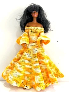 Barbie bambola afroamericana vintage con vestito all'uncinetto - Foto 1 di 24