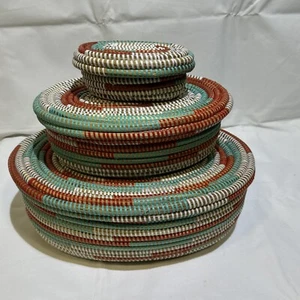 Afrikanischer Senegal handgewebter Deckelkorb Aufbewahrungsboxen - x 3 - rot grün weiß. - Bild 1 von 24