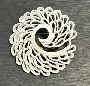 Broche prendedor circular redondo vintage Trifari blanco pergamino 1,75" - Imagen 1 de 4