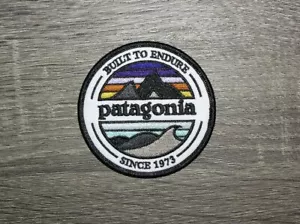 Patagonia Costruita Per Resistere Dal 1973 Ricamata Ferro Su Patch 2,75" x 2,75" - Foto 1 di 2