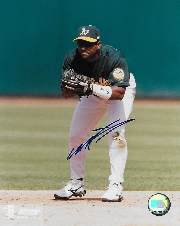 Foto 8x10 autografiada firmada por Miguel Tejada Oakland A's. Certificado de autenticidad Foto 1 de 1