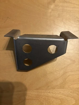 Montaje alféizar trasero TRIUMPH TR4,TR5,TR6 - trasero derecho - 3 orificios triangular 616005 Foto 1 de 2