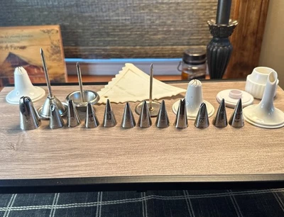 Lote de boquillas de puntas para decoración de pasteles Wilton de colección hechas en Corea y decoración de pasteles Foto 1 de 4