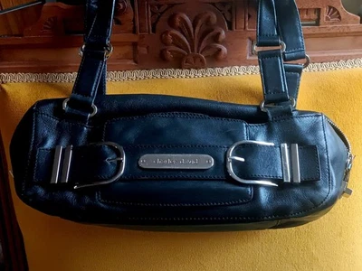 Cartera Charles David de cuero negra con herrajes plateados y... Foto 1 de 4