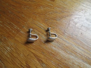 VINTAGE PAIR OF STERLING SILVER SCREW BACK EARRINGS - Picture 1 of 6