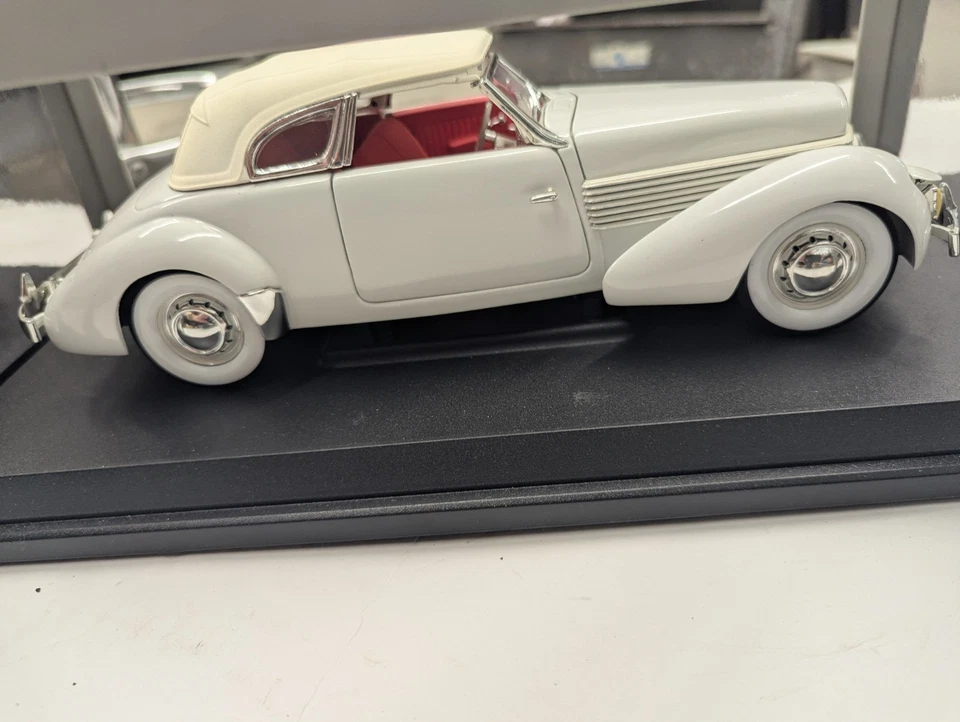 Cord 810 1936 cupé amarillo con tapa crema e interior rojo modelo diecast 1/18 Foto 1 de 4