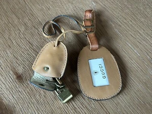 Gucci Messing Gepäck Vorhängeschloss und Schlüssel mit Etui Ausweisschild Vintage Reise Accessoire - Bild 1 von 7