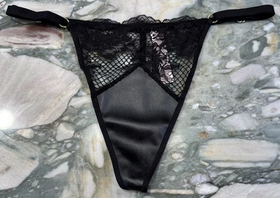 全新 Victoria Secret 非常性感人造皮革和渔网花卉 V 形弦 - 黑色 XXL — 第 1/3 张图片