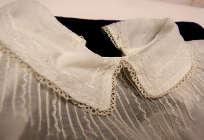 #3)Antiguo/Edward. Vestido de bebé batista de algodón blanco L-S bordado con puños tatuados Foto 1 de 4