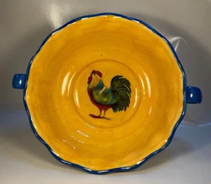 SUSAN WINGET/CERTIFIED INTERNATIONAL: "Country Collage" Rooster Scalloped/Footed - Picture 1 of 9