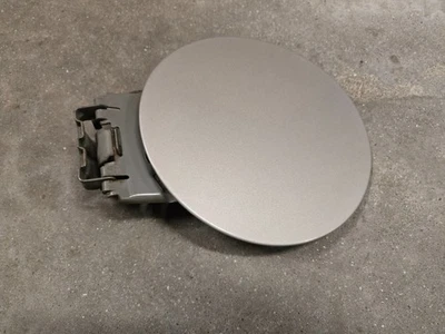 2000 - 2006 TAHOE SIERRA SUBURBAN YUKON GAS DOOR FUEL SILVER BIRCH U 926L OEM Foto 1 de 4