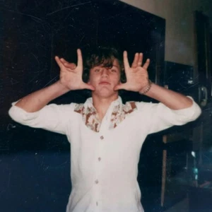 Vintage Polaroid Foto süßer Mann lustige Hand Gesten seltsame Pose gefunden Schnappschuss  - Bild 1 von 5