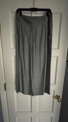 Pantalón marca Talula para Aritzia.  Gris pierna ancha recortada talla 8 rayón Foto 1 de 4