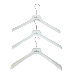 3 Stück Moncler breite Kleiderbügel Kunststoff weiß 17,75" Größe 45 - Bild 1 von 10