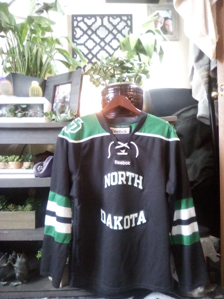 Мужские хоккейные шнурки Reebok North Dakota размер S официальные UND Hawks с v-образным вырезом  - Изображение 1 из 4