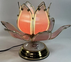 Lámpara de mesa de colección con pétalos de vidrio de lirio flor de loto rojo rosa pétalos con base dorada - Imagen 1 de 7