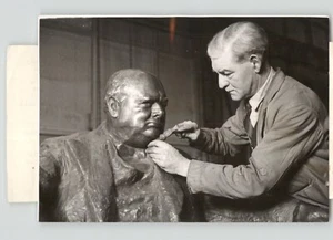 A. Merrsett Cleans Winston Churchill Bronze Statue OSCAR NEMON 1958 Press Photo - Picture 1 of 2