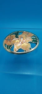 Vintage Cloisonne Blumen Brosche, pfirsichfarbene Blumen, grüne Blätter auf goldfarben - Bild 1 von 4