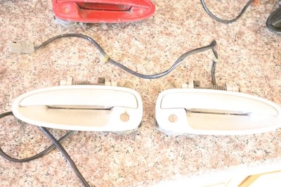 94-01 ACURA INTEGRA - MANIJA DE PUERTA DELANTERA EXTERIOR LADO CONDUCTOR Y PASAJERO OEM Foto 1 de 4