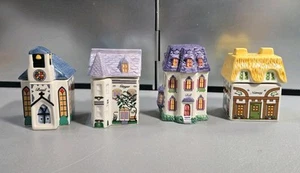 VINTAGE ~ Barattoli di spezie in ceramica Avon Victorian Houses ~ Basilico, zenzero, aneto e noce moscata - Foto 1 di 24