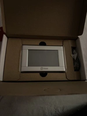 Trane 可编程智能 WiFi 恒温器 XL824 型号 TCONT824AS52DBA — 第 1/4 张图片