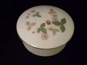 Wedgwood - Wild Strawberry Covered Dish- Bone China - Picture 1 of 6