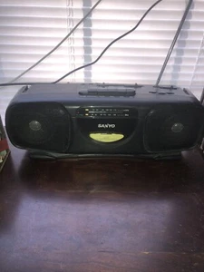 Vintage Sanyo M-7015 Portable AM/FM Cassette Recorder W/Cord & Tape - Picture 1 of 2