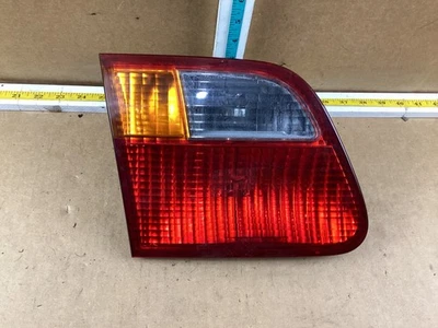 Luz trasera montada en la tapa del maletero del lado izquierdo Honda Civic 1999-2000 sedán Foto 1 de 4