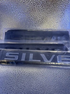 Emblemas Chevrolet Silverado 3 piezas 2 negro, 1 cromo - Imagen 1 de 4