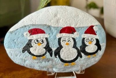 БОЛЬШАЯ расписанная вручную скала «Санта шляпа пингвины» коллекционный садовый декор искусство уникальное - Изображение 1 из 4