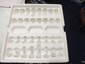 Elegant glass chess set in the original box - Picture 1 of 5