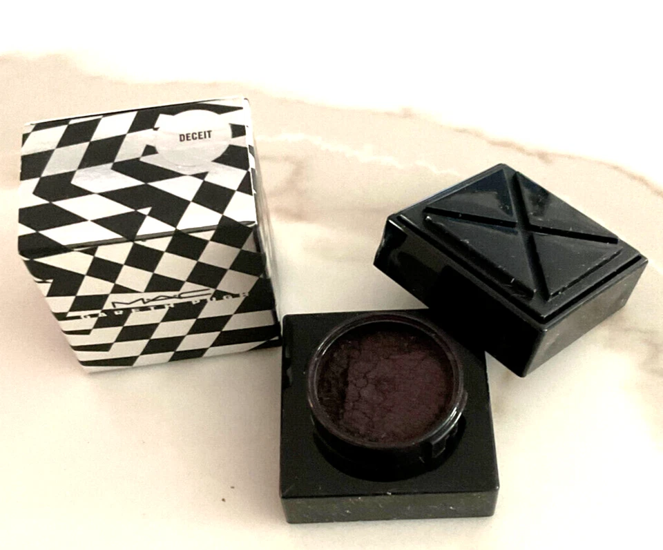 MAC Gareth Pugh Pigment DECEIT - Image 1 of 3