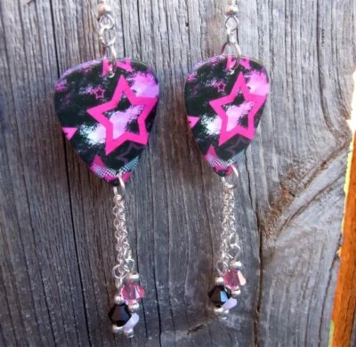 Pendientes de guitarra estrellas rosas sobre fondo negro con cristales de Swarovski Foto 1 de 3