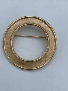 Vtg Round Brushed/Shiny Gold Tone Trifari Pin Brooch - Picture 1 of 11