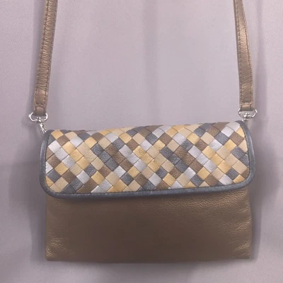 Bandolera Aimee Kestenberg para mujer de cuero granulado azul tejido de canasta con solapa Foto 1 de 4