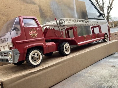 1960’S TONKA PRESSED STEEL TFD TONKA FIRE DEPT HOOK AND LADDER TRAILER NO LADDER - Image 1 of 4