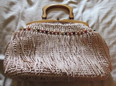 Bolso de mano vintage de ganchillo con cuentas de madera y flecos Foto 1 de 4