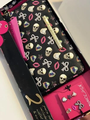 Betsey Johnson Muñequera Billetera Pendientes Conjunto de Regalo Calaveras Arcos Moda Lujo Corazones Foto 1 de 4