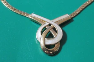 VINTAGE 18" goldtone serpentine chain with cream colored enameled fob necklace - Picture 1 of 6