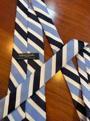 Gravata listrada de seda vintage Ashford & Brooks anos 80 | Branca e azul | 58"L 3,75"W - Imagem 1 de 4