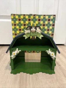 Mary’s Moo Moos Hay Barn Display Enesco 485209 John Deere Green Cow Chicken Shed - Imagen 1 de 8