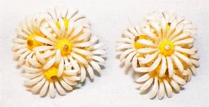 Vintage Daisy Earrings White Plastic Flowers Goldtone Metal Clip Back Hong Kong - Picture 1 of 3