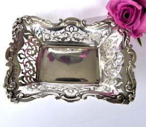 A LOVELY WILLIAM HUTTON STERLING SILVER  DISH HALLMARKED 1903 -  weighs 56 grams