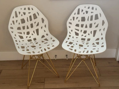Juego de 2 sillas MCM plástico blanco recorte patas doradas escandinavas Foto 1 de 4