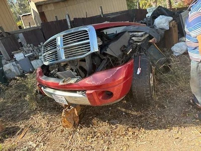 Dodge Ram Pickup 3500 2003-2010 montaje del panel del capó delantero color rojo OEM Foto 1 de 3