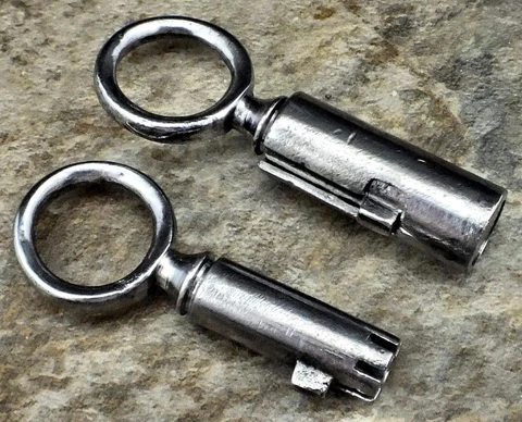 Antique Keys - Two Matching SECURITY Slider Keys with One DUST CAP - ref.k331 Cover
