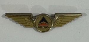 J11 Vintage Delta Airlines Junior Pilot Alas de Plástico - Insignia Pin Tono Dorado - Imagen 1 de 2